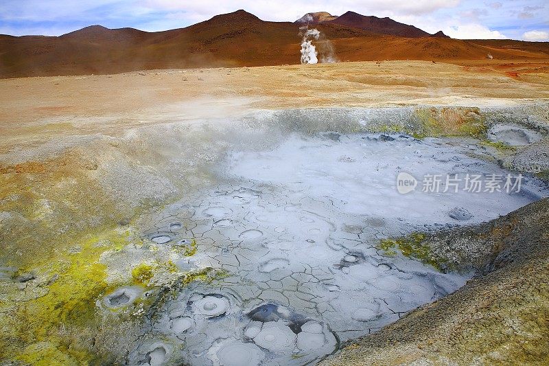 引人入胜的景观:早晨间歇泉(Geysers de La manana)日出时的硫磺火山口烟雾和田园般的阿塔卡马沙漠puna异国情调，雪山覆盖的火山景观全景-波托西地区，玻利维亚安第斯，智利，Bolívia和阿根廷边境